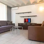 Moderno Con Parcheggio Gratuito Di Fronte Apartment *