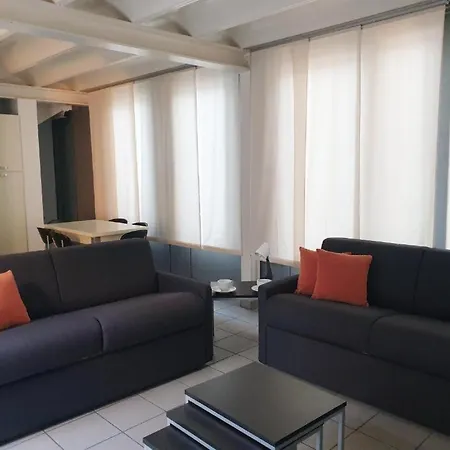 Moderno Con Parcheggio Gratuito Di Fronte