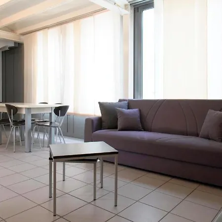 Moderno Con Parcheggio Gratuito Di Fronte Apartment